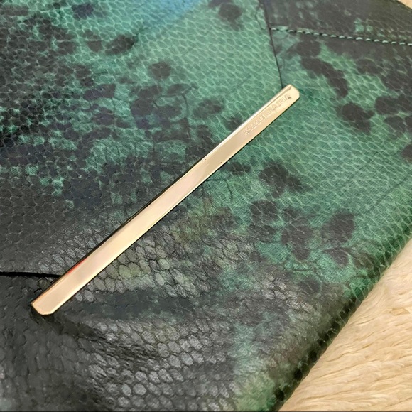 Envelope Snakeskin Clutch Green BCBGMAXAZRIA - Picture 6 of 7